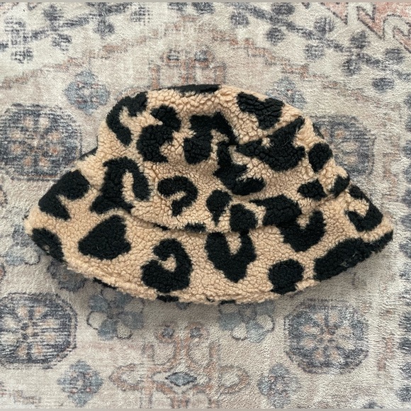 Free People NWT Leopard Camel/Black Teddy Bucket Hat Women’s O/S - Picture 2 of 4